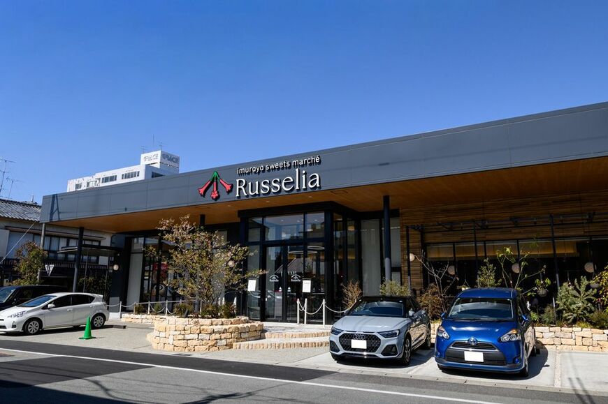 「imuraya sweets marché Russelia（ラッセリア）」外観。Russeliaという店名には、ハナチョウジの花言葉「旅立ち」のその先にある“新しい出会い”という意味が込められているという（筆者撮影）