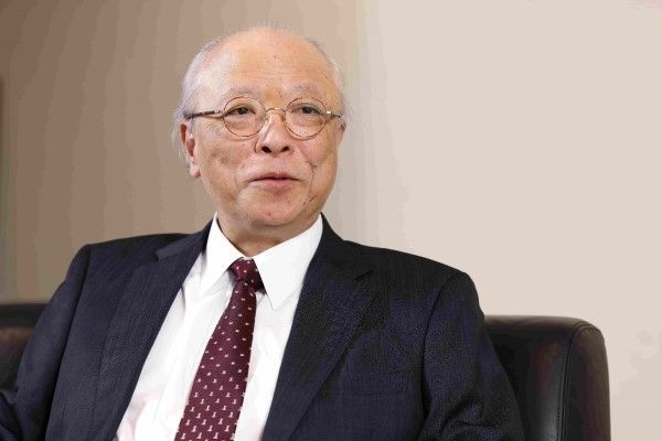 木村 伊量（きむら ただかず）／元朝日新聞社社長、国際医療福祉大学理事。1953年、香川県生まれ。早稲田大学政治経済学部卒業後、朝日新聞社入社。政治部長、東京本社編集局長、ヨーロッパ総局長などを経て、2012年、朝日新聞社代表取締役社長に就任。2016年、英セインズベリー日本藝術研究所シニアフェロー。現在、国際医療福祉大学理事・大学院特任教授。著書に『私たちはどこから来たのか 私たちは何者か 私たちはどこへ行くのか：三酔人文明究極問答』（ミネルヴァ書房）がある（撮影：尾形文繫）