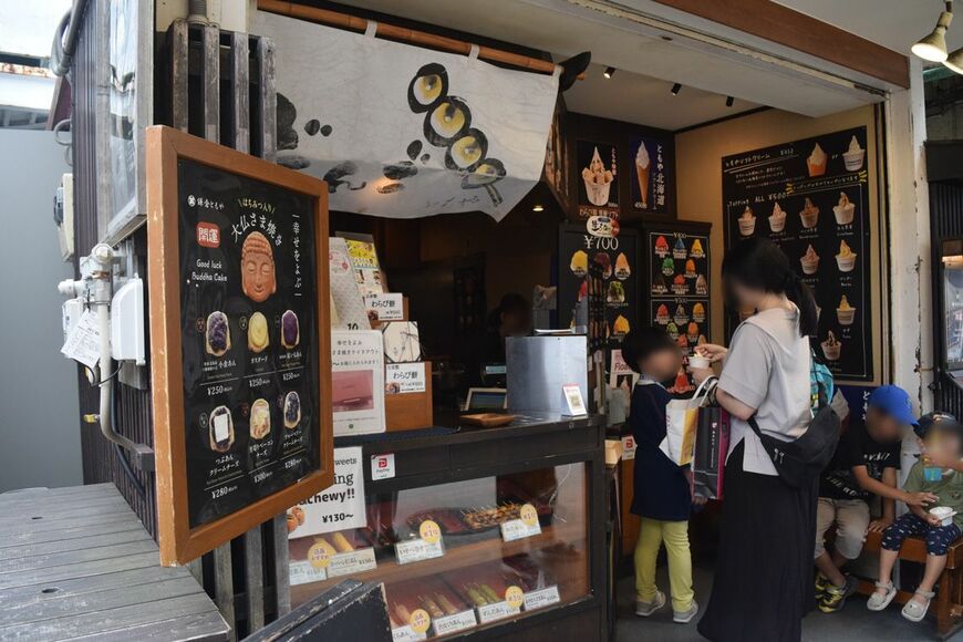 大仏さま焼き以外のメニューも充実。カウンター横の飲食スペースで食べることもできる（写真：筆者撮影）