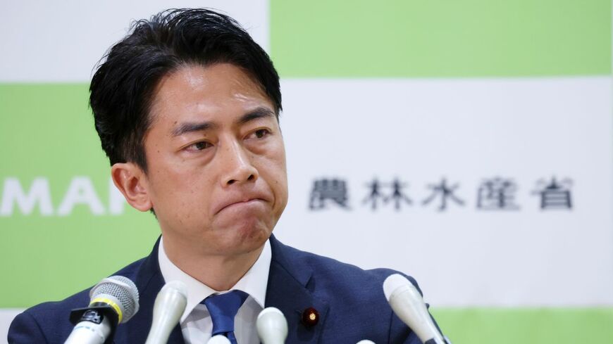 就任記者会見をする小泉進次郎農林水産相（写真：時事）