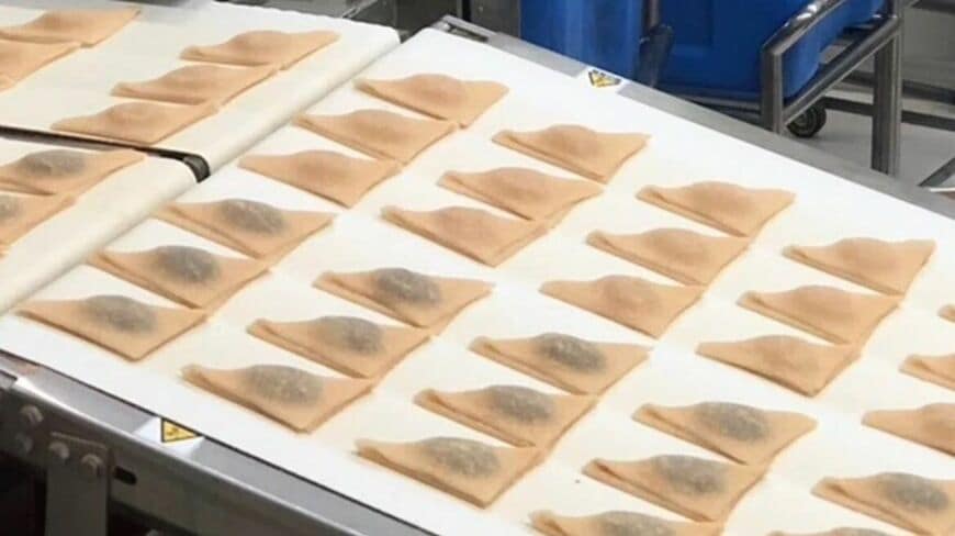 流れてくるおたべ（写真：筆者撮影）