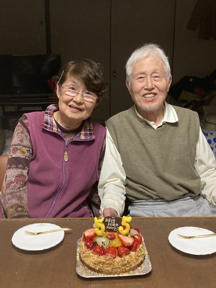 亡くなる1年前、両親の結婚55周年の2021年4月5日。（写真提供：嶋田さん）