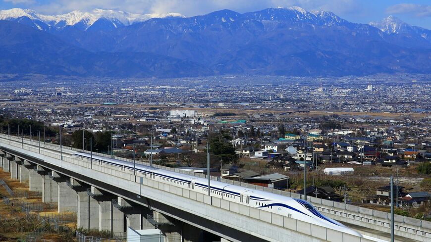 南アルプスをバックに走る山梨リニア実験線の車両（写真：w-ken0510／PIXTA）