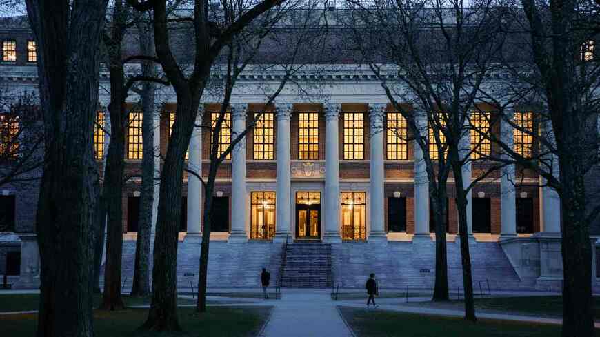 連邦給付金が大幅に削減されたハーバード大学。トランプ政権による研究者や科学機関への弾圧はアメリカの国力に深刻な影響を及ぼす可能性がある（写真：ブルームバーグ）