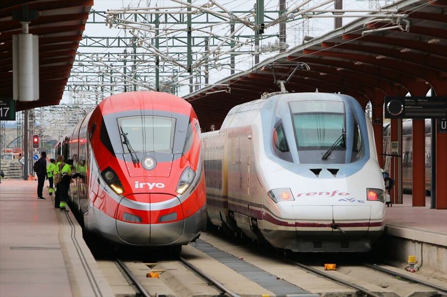 iryo（左）とスペイン鉄道の高速列車「AVE」（撮影：橋爪智之）