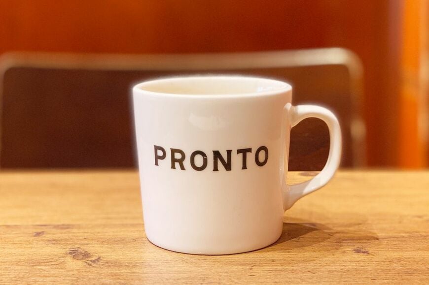 ロゴ入りのマグカップで、ソーサーはなし。なみなみとコーヒーが注がれて、朝からたっぷり飲めます（筆者撮影）