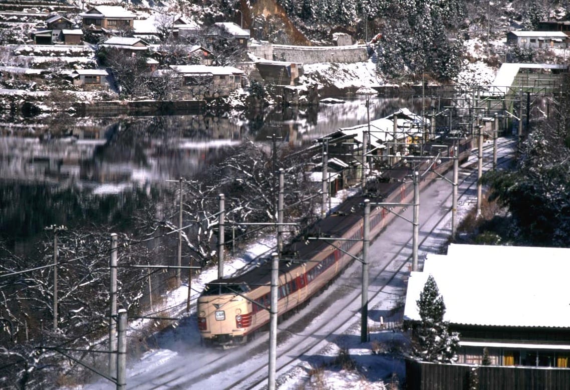 雪景色の中央西線落合川駅付近を疾駆する