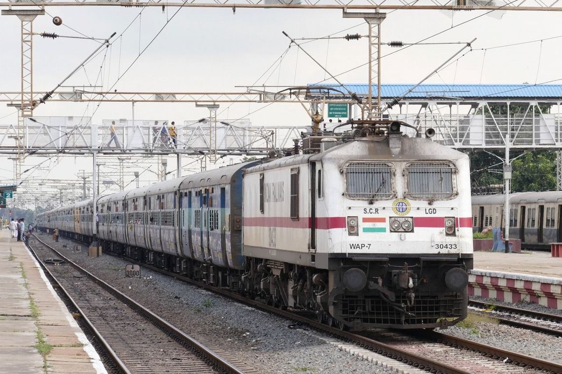 WAP7形電気機関車の引く急行列車