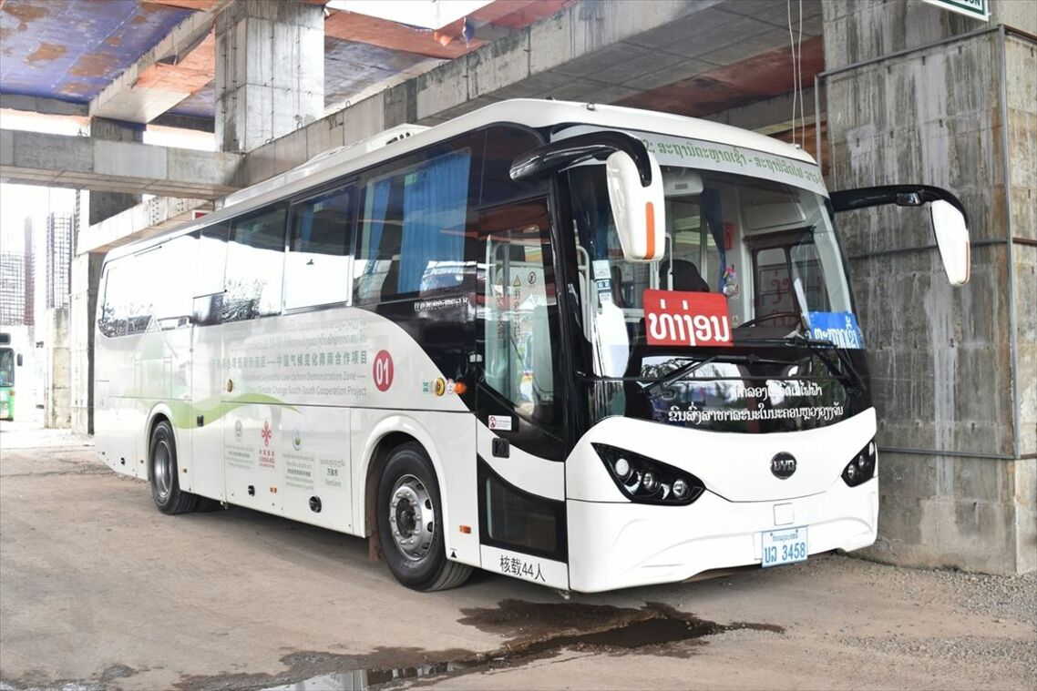 中国の援助で導入されたビエンチャン市内の電気バス