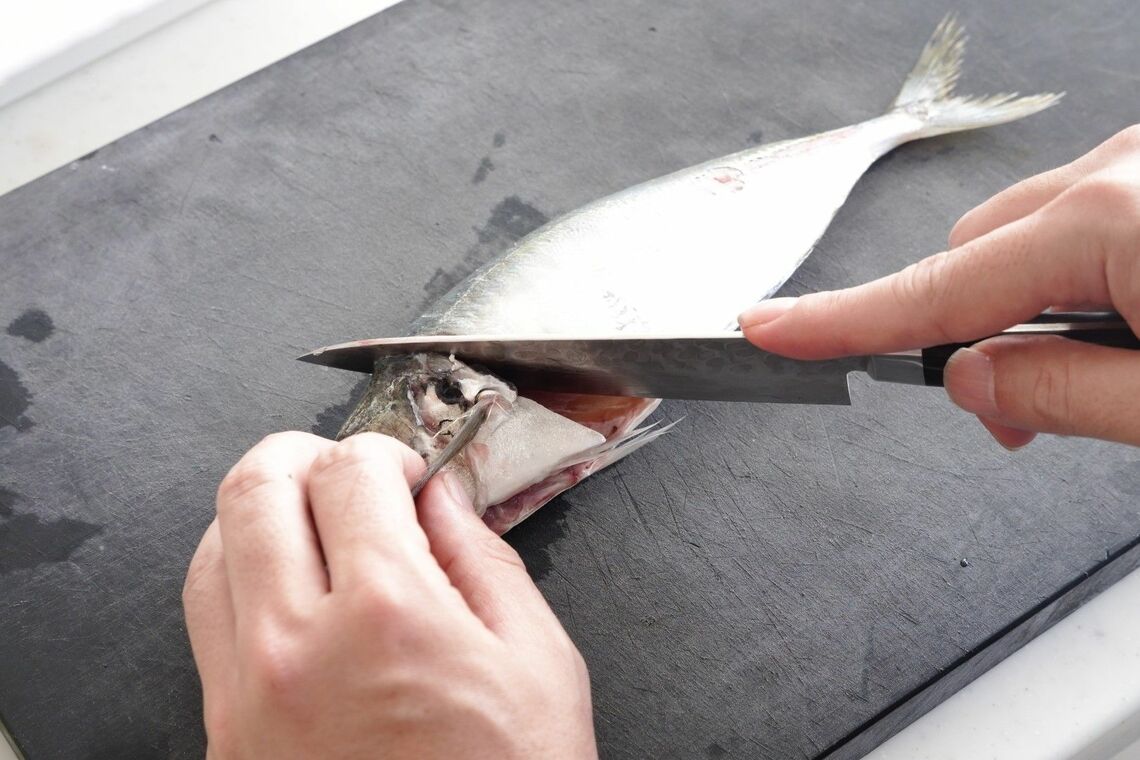 アジの頭を落とす