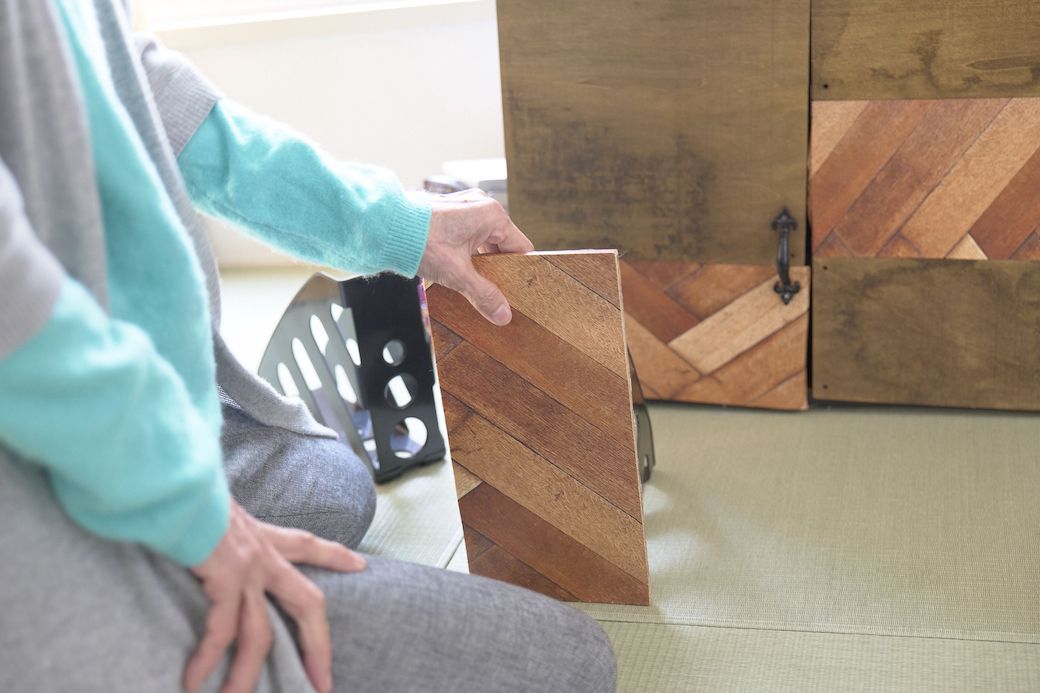 百円均一で購入した木材で作ったパッチワーク扉（写真：マガジンハウス提供）