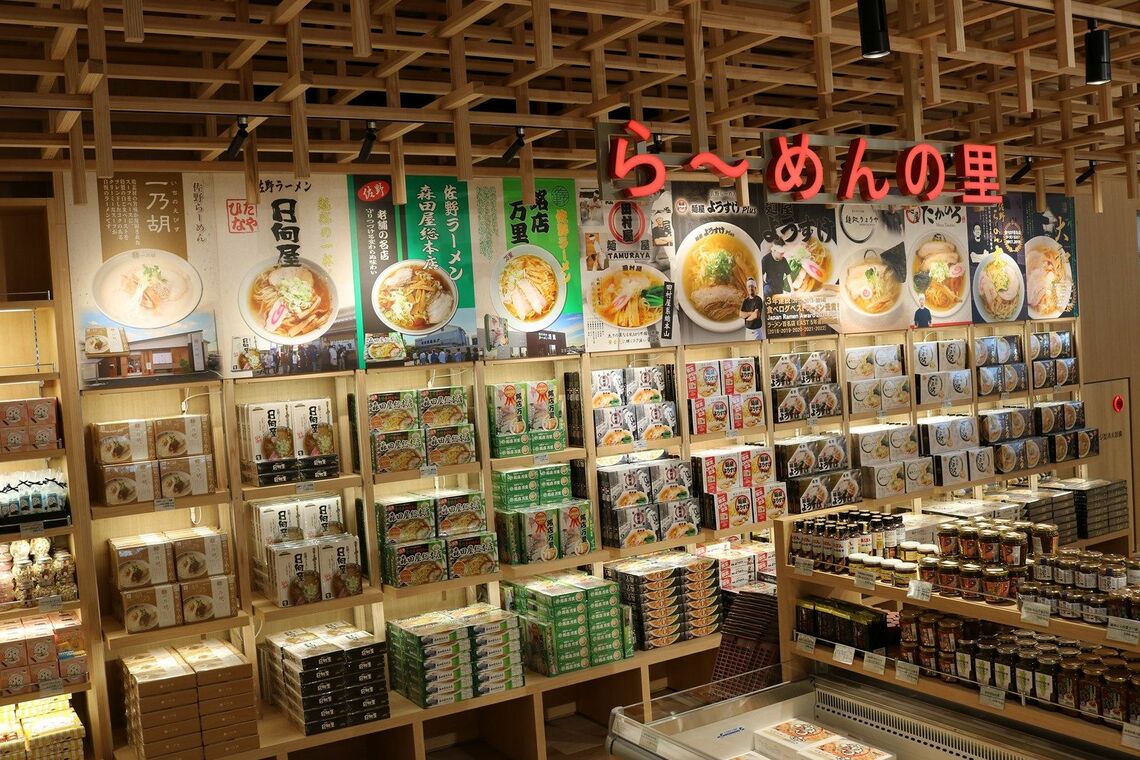 物販コーナーに設けられた「ラーメンの壁」（写真：NEXCO東日本エリアトラクト）