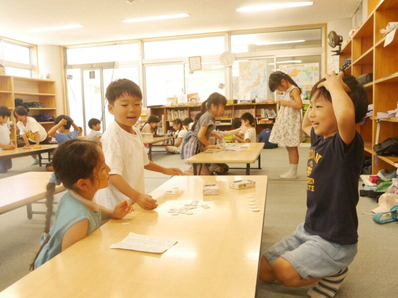 室内での遊びを楽しむ子どもたち（写真：放課後NPOアフタースクール）