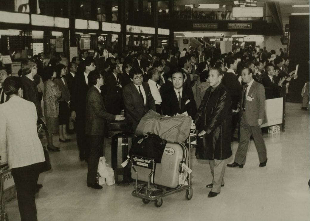 成田空港、帰国した背広組たち