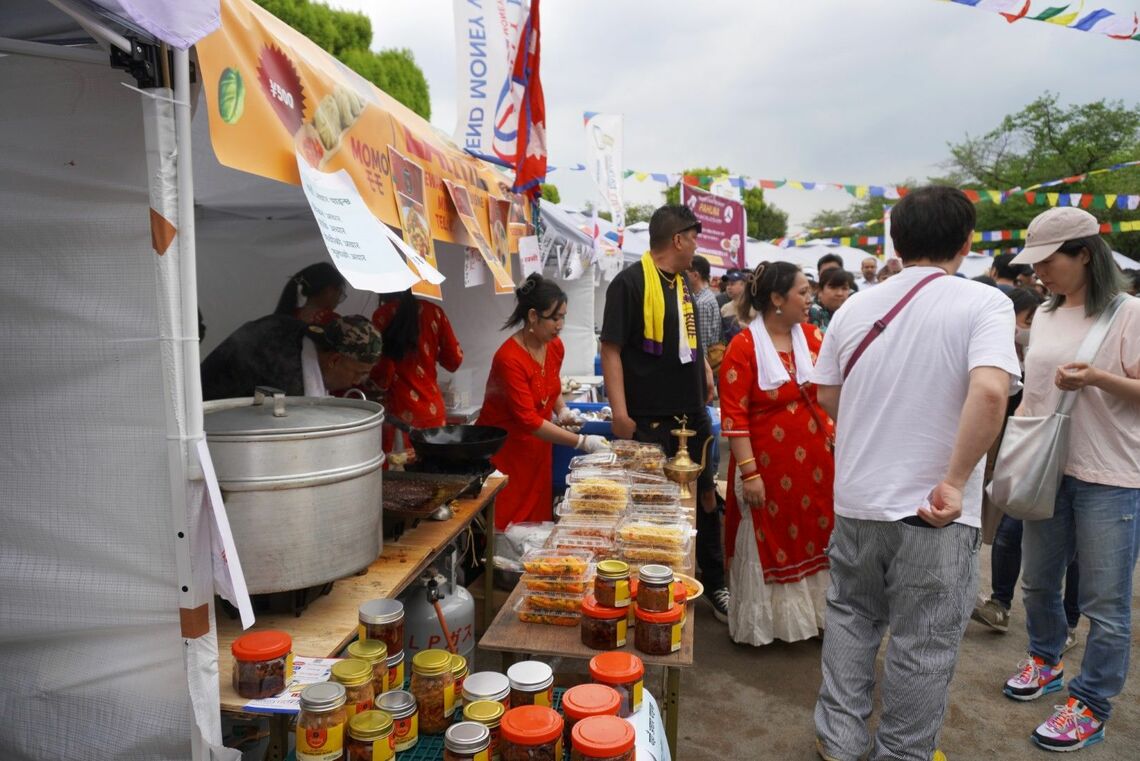 ネパールの飲食ブースは大人気。しかしネパール人が日本のブースで食べる姿は少なかった