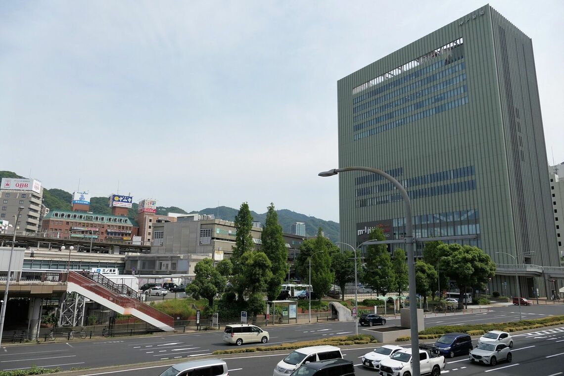 画面右の建物が1階にバスターミナルがあるミント神戸（記者撮影）