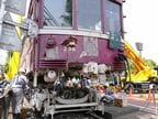 川口市の青木町公園からデハ230形を搬出する作業