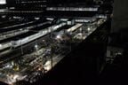 暗闇の中、明るく照らされた一角で工事は続く