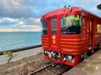 下灘駅停車中の伊予灘ものがたり