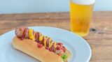 シンプルなホットドッグは、夏に食べたい逸品です（写真：吉澤健太）この記事の画像を見る(◯枚)