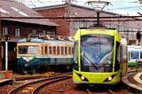 廃車となった200形と新型の超低床電車「FUKURAM」F1000形＝北府にて（撮影：南正時）