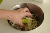 下処理をしたきゅうりとたまねぎ