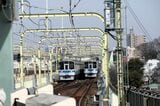 電車が追いかけっこをするように並走する場面も（記者撮影）