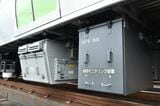 E235系の床下に設置されたモニタリング装置＝2015年（撮影：風間仁一郎）