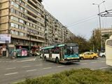 ブカレスト市内を走るトロリーバス。東欧各国で多く見られたハンガリーのイカルス社製（筆者撮影）
