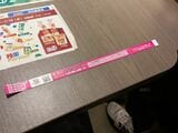 ピンク色のリストバンド（筆者撮影）