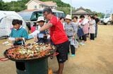 震災直後の南三陸で炊き出しを重ね、地元の人々と交流した（エドさん提供）
