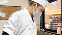 ｢給料は経費じゃなく投資｣｢1円も買い叩くな｣山梨のスーパーで､元ファーストクラス料理人や銀座パティシエが働く理由