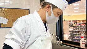 ｢給料は経費じゃなく投資｣｢1円も買い叩くな｣山梨のスーパーで､元ファーストクラス料理人や銀座パティシエが働く理由