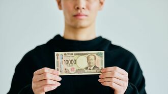 一万円札を持つ男性