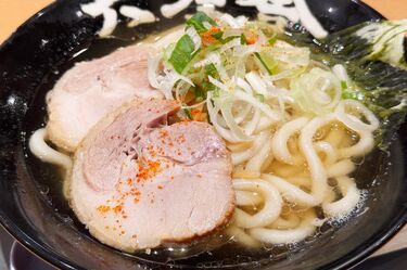 朝ラー》8時前に行列ができる「六厘舎」。新登場の「朝食
