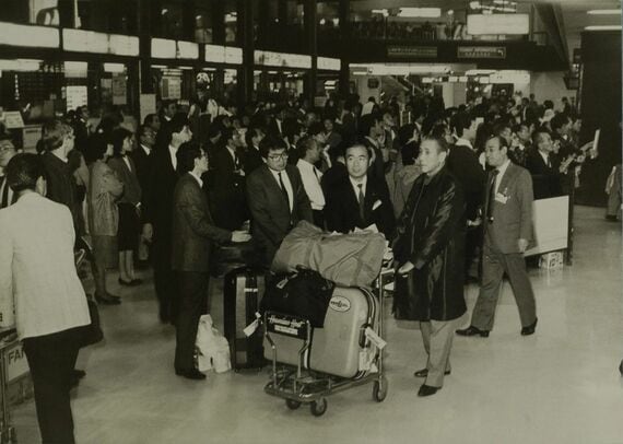成田空港、帰国した背広組たち