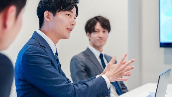 ミーティングで発言をするビジネスマン