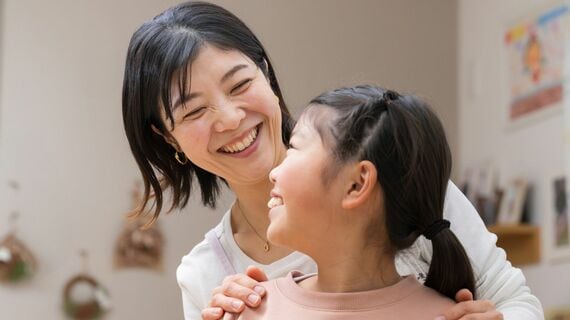 娘を褒める母親
