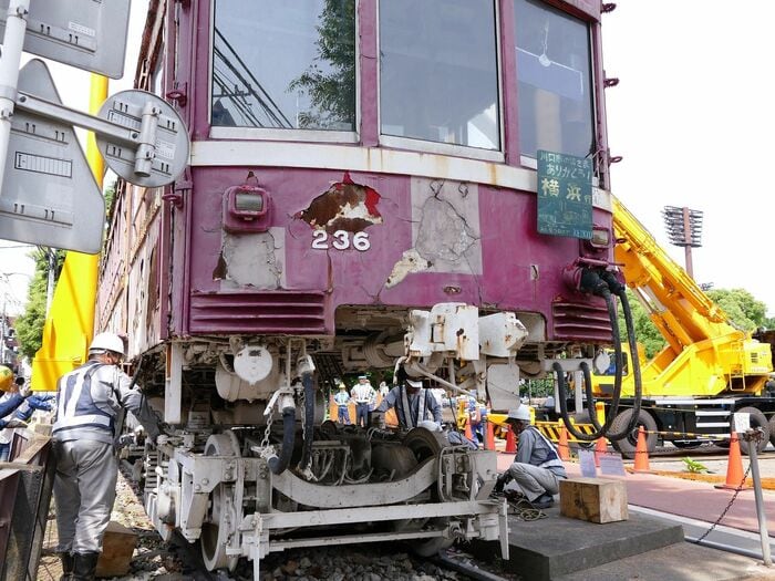 川口市の青木町公園からデハ230形を搬出する作業