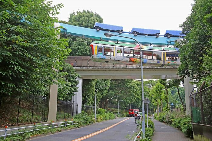 東園と西園の間では公道をオーバークロスしていた