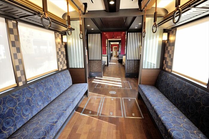 「京とれいん雅楽」の車内