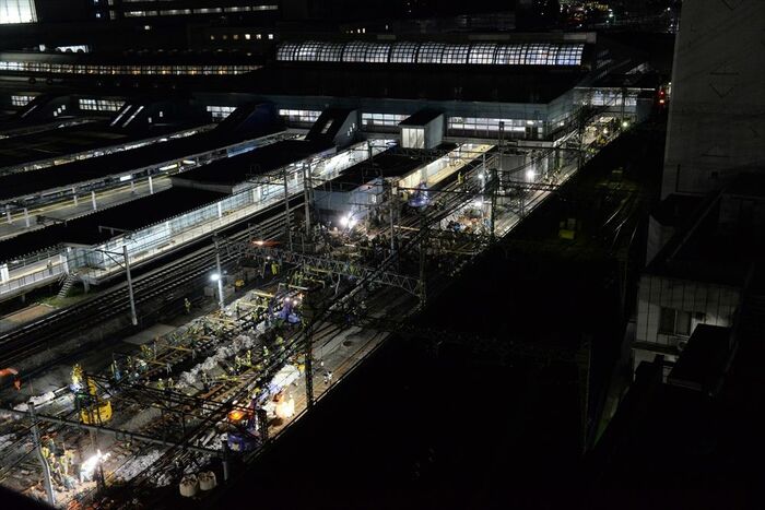 暗闇の中、明るく照らされた一角で工事は続く