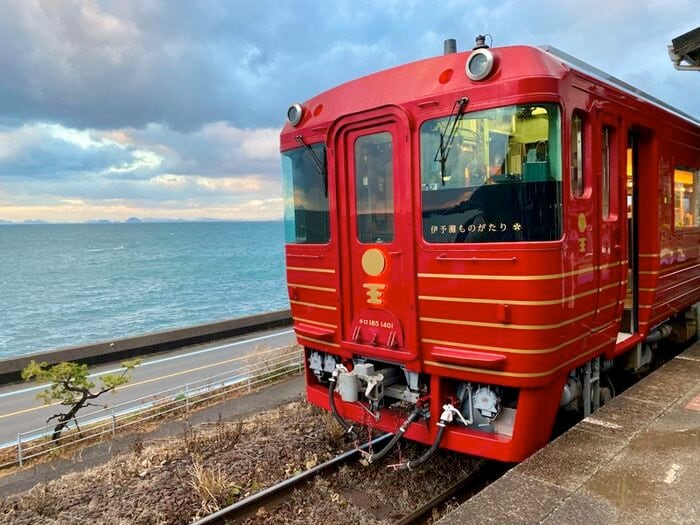 下灘駅停車中の伊予灘ものがたり