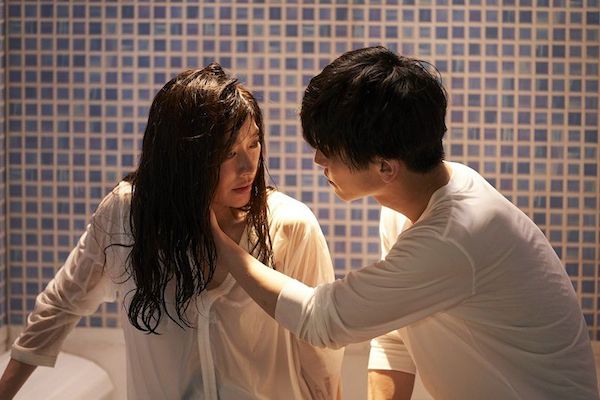 女優の篠原涼子（写真左）と三代目 J SOUL BROTHERS from EXILE TRIBEメンバーで俳優の岩田剛典が演じる禁断の恋の行方はいかに。ベタな展開が多いが、このドラマのよさは女性目線に徹底した作りにある（写真：Netflix）