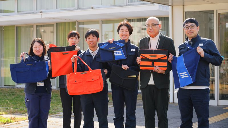 制服アップサイクルに挑戦する泉谷知世氏（中央女性）と「I WILL ASHITA-UP」プロジェクトメンバー（筆者撮影）