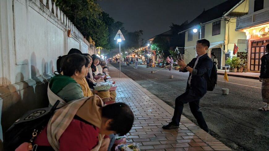 中国人団体客を撮影するガイド