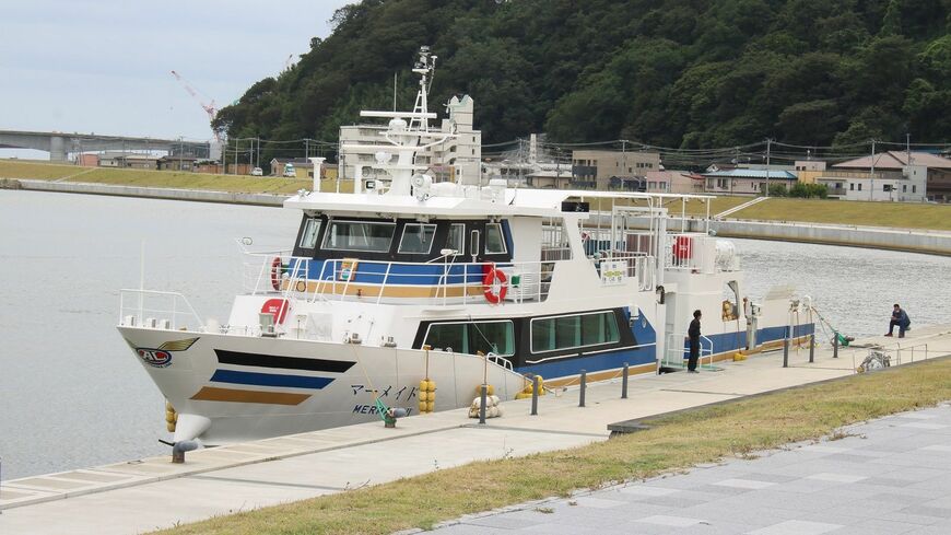 石巻市中心部にある中央発着所で出航を待つ網地島ライン（筆者撮影）