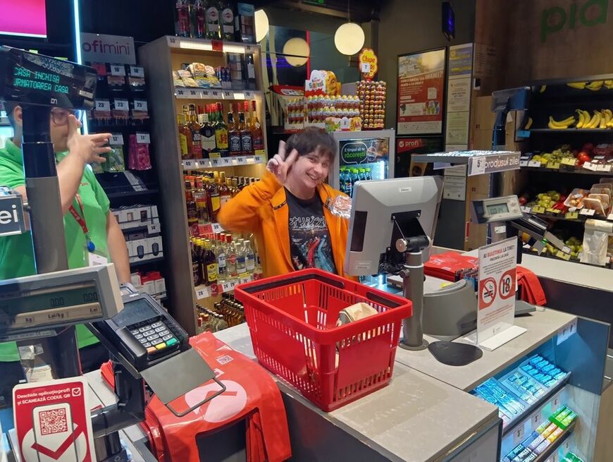 カタカナで「オリジナル」と書かれたTシャツを着ていたルーマニアの少年。日本語を勉強しているらしい。抹茶チョコをプレゼントしたら「アリガトウ！」「モットモット！」と言われ、一緒に笑った（筆者撮影）