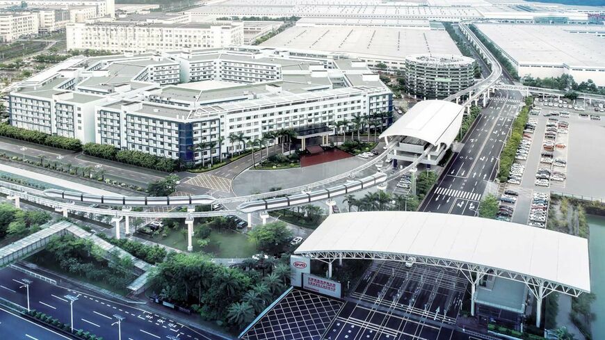 BYDは電池メーカーとして創業し、2003年に自動車事業に参入。約20年をかけて中国メーカーの頂点に立とうとしている。写真は深圳市の本社工場（同社ウェブサイトより）