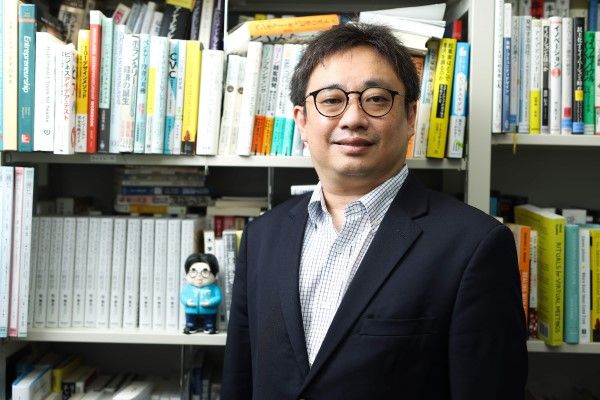 牧兼充（まき かねたか）／早稲田大学ビジネススクール准教授。1978年東京都生まれ。2000年慶應義塾大学環境情報学部卒業。2002年同大学大学院政策・メディア研究科修士課程修了。2015年カリフォルニア大学サンディエゴ校にて博士（経営学）を取得。慶應義塾大学助教・助手、カリフォルニア大学サンディエゴ校講師、スタンフォード大学リサーチアソシエイト、政策研究大学院大学助教授などを経て、2017年より現職。カリフォルニア大学サンディエゴ校ビジネススクール客員准教授を兼務するほか、日米の大学で理工・医学分野の人材育成、大学を中心としたエコシステムの創生に携わる。専門は、技術経営、アントレプレナーシップ、イノベーション、科学技術政策など（写真：今井康一）